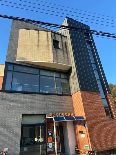 창원외벽청소 외벽발수코팅, 비만 오면 생기던 검은 자국 해결 방법 현장 사진