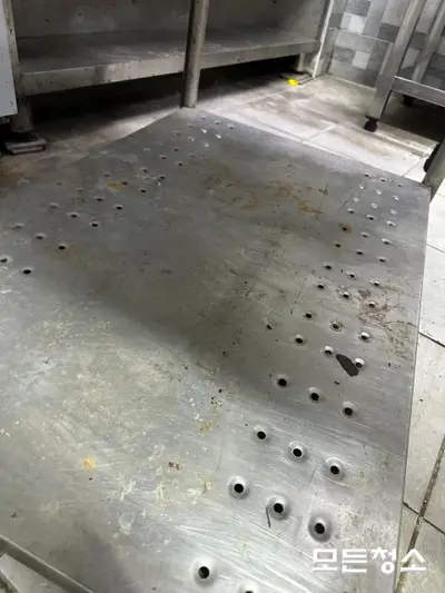 창원 음식점청소, 하루 만에 새 매장처럼! 고기집 전체 대청소 과정 현장 사진