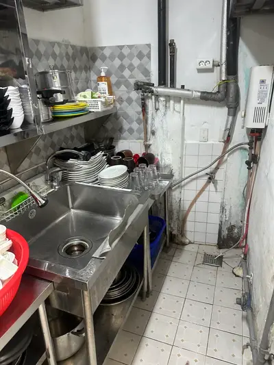 진해주방청소, 벽면 기름때·바닥 얼룩까지 완벽 제거! 식당청소의 정석 현장 사진