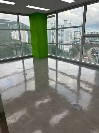 부산사무실청소, 바닥이 거울처럼 반짝! 리모델링 후 ‘끝판왕 청소’는 이렇게 합니다 현장 사진