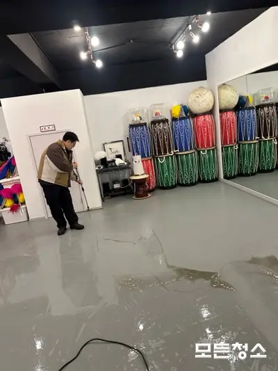 창원 댄스플로어바닥 청소 발레, 한국무용연습실 바닥오염을 지워드립니다 현장 사진