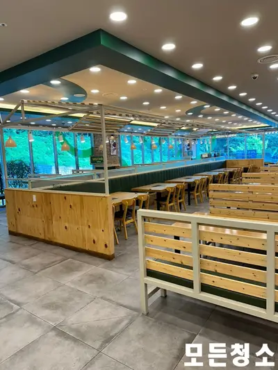 창원바닥청소 진행으로 매장의 깔끔한 관리 현장 사진